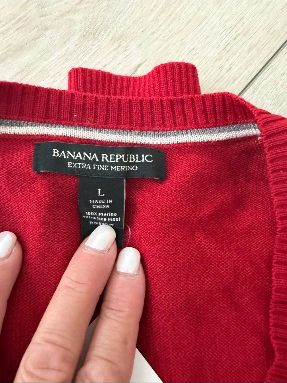 Banana Republic Men’s Red Merino V-Neck Sweater. W tags